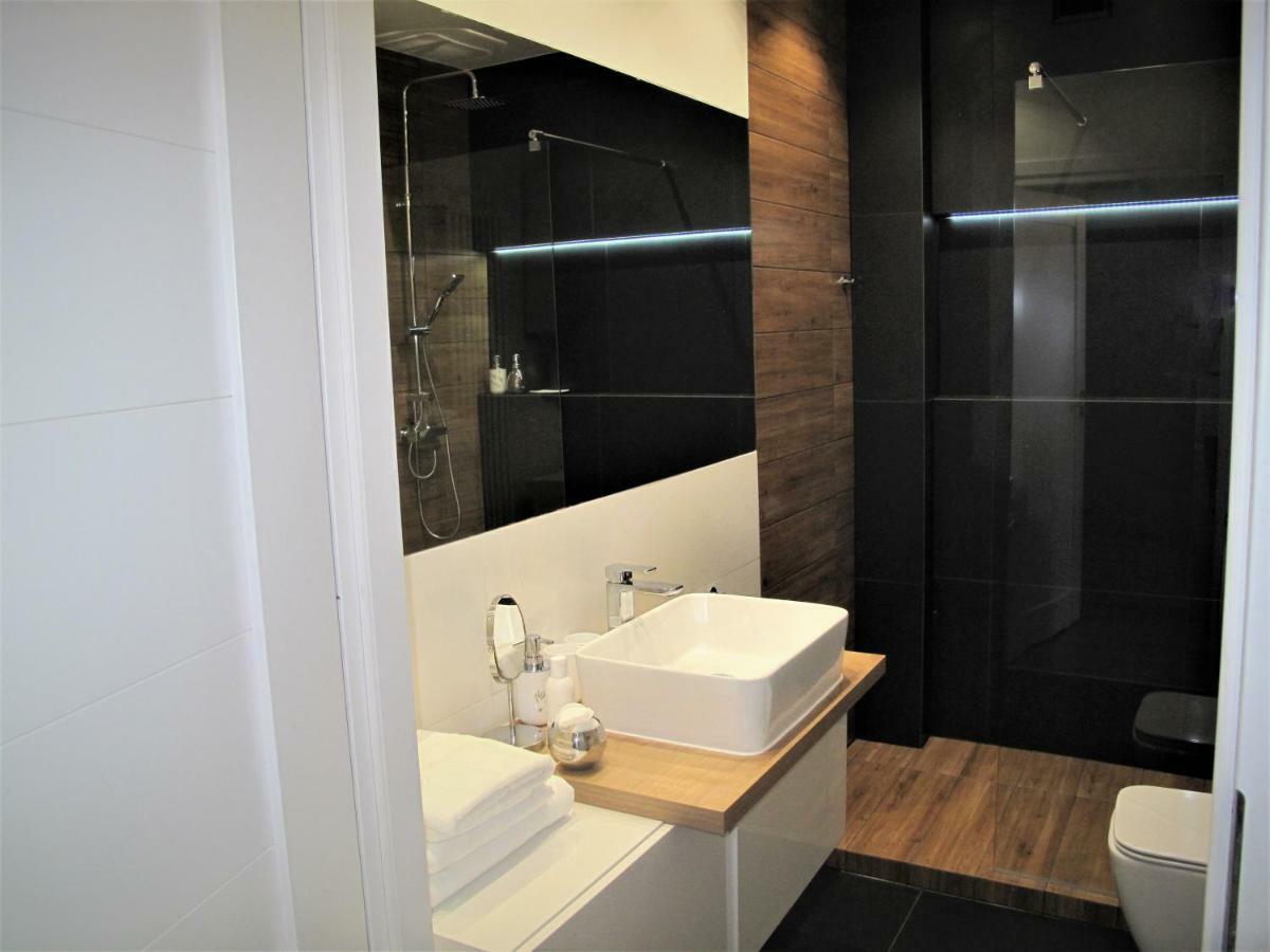 Apartament By The Way Apartment Wroclaw Bagian luar foto